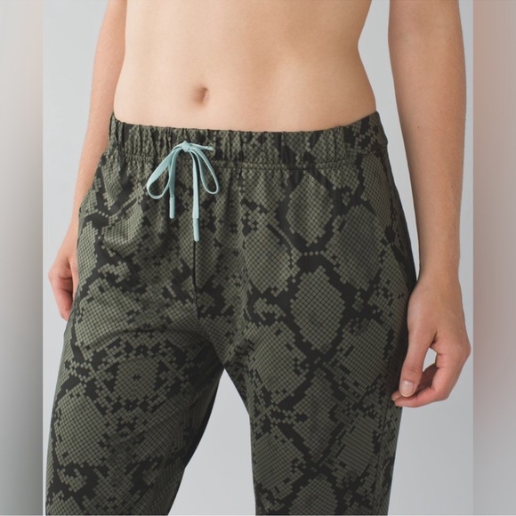 Lululemon Jet Crop Pant (Slim) *Luxtreme - Picture 4 of 15